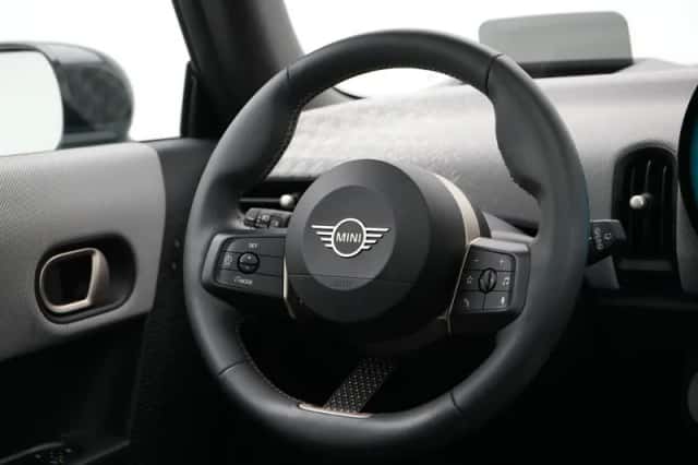 MINI Cooper (2024) thumbnail 2