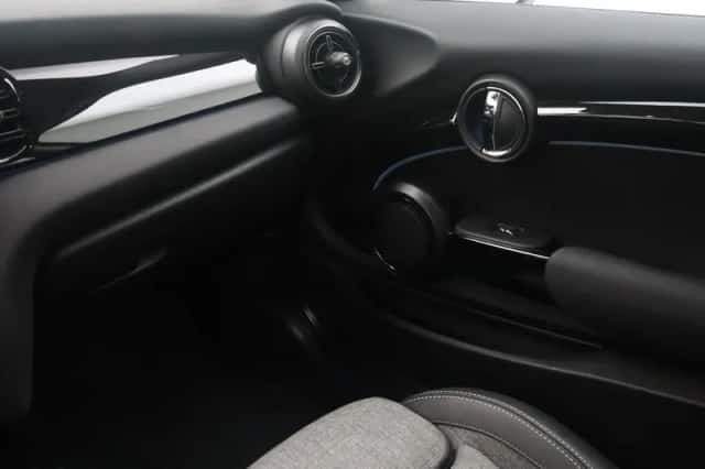 MINI Electric (2022) thumbnail 16