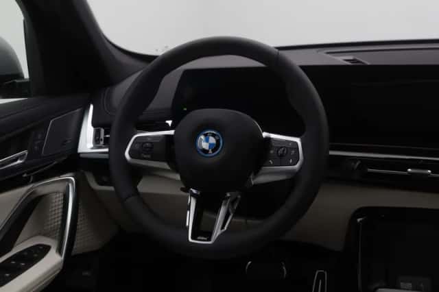 BMW iX1 (2026) thumbnail 2