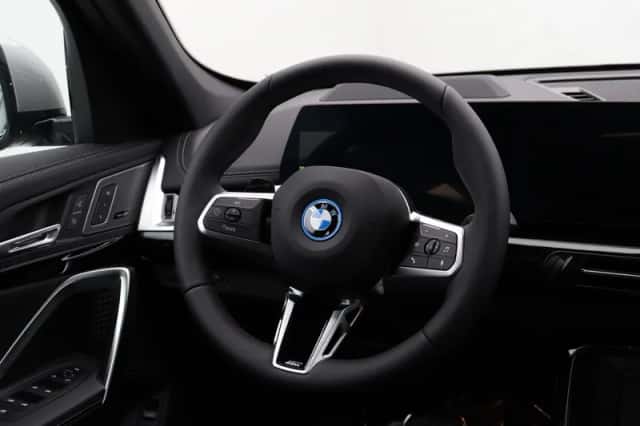 BMW iX1 (2026) thumbnail 2