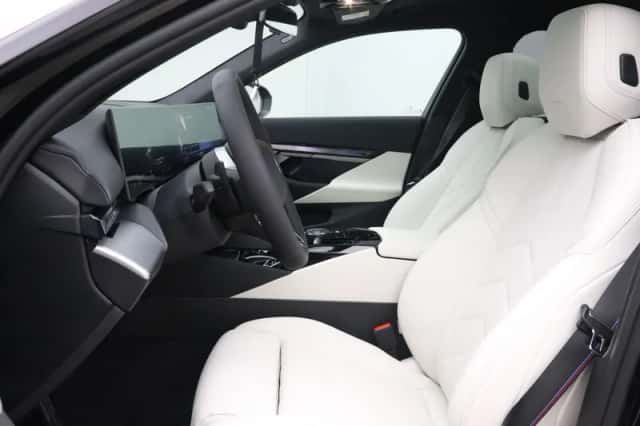 BMW i5 (2026) thumbnail 5