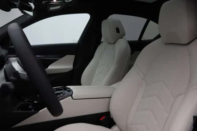 BMW i5 (2026) thumbnail 4