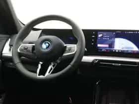 BMW iX1 (2025) thumbnail 2
