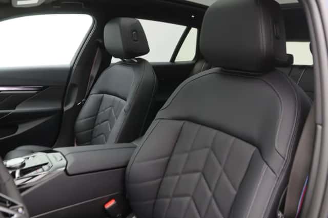 BMW i5 (2026) thumbnail 4