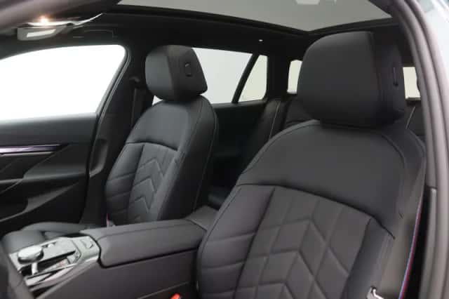 BMW i5 (2026) thumbnail 4