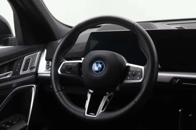 BMW iX2 (2025) thumbnail 2