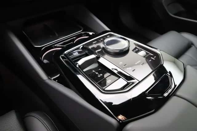 BMW i5 (2026) thumbnail 16