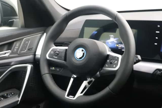 BMW iX1 (2026) thumbnail 2