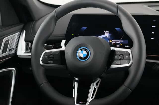 BMW iX1 (2026) thumbnail 2