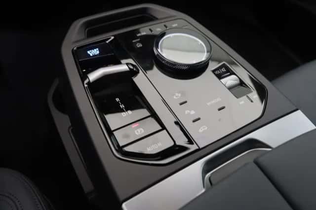 BMW iX (2026) thumbnail 15