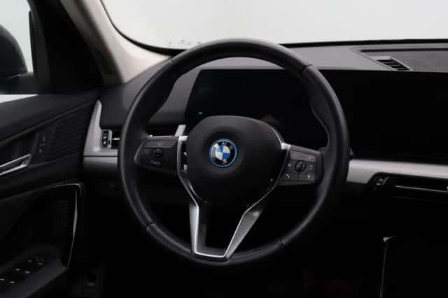 BMW iX1 (2023) thumbnail 2