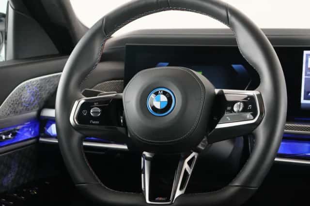 BMW i7 (2024) thumbnail 2