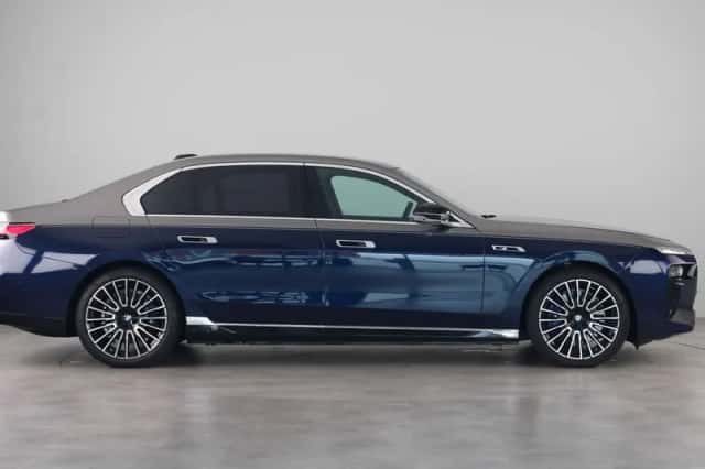 BMW i7 (2024) thumbnail 6