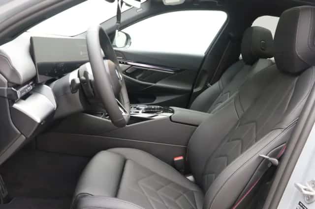 BMW i5 (2026) thumbnail 5