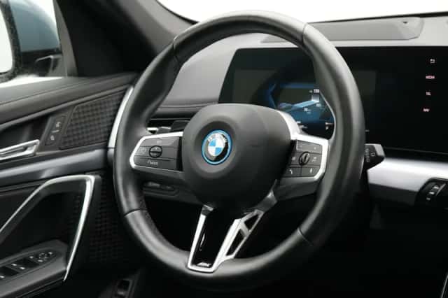 BMW iX1 (2022) thumbnail 2