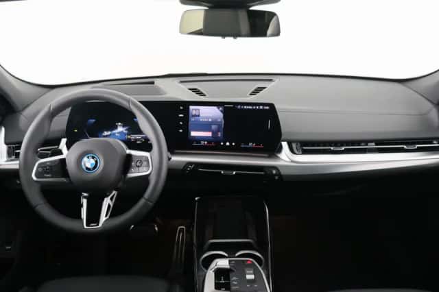 BMW iX2 (2025) thumbnail 16