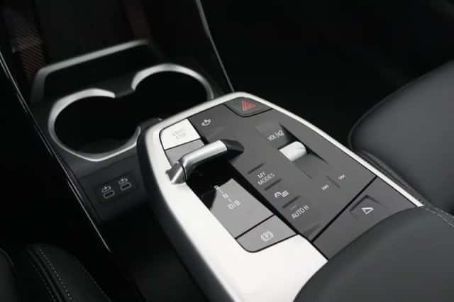 BMW iX2 (2025) thumbnail 9