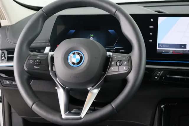 BMW iX1 (2026) thumbnail 2