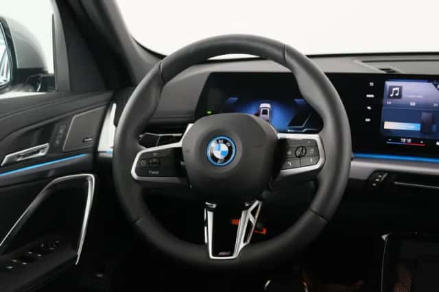 BMW iX1 (2026) thumbnail 2