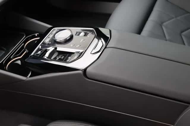 BMW i5 (2026) thumbnail 16