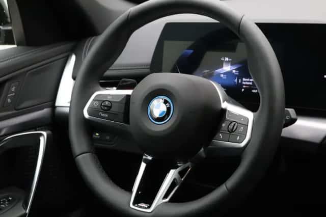 BMW iX1 (2026) thumbnail 2
