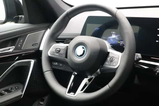 BMW iX1 (2026) thumbnail 2