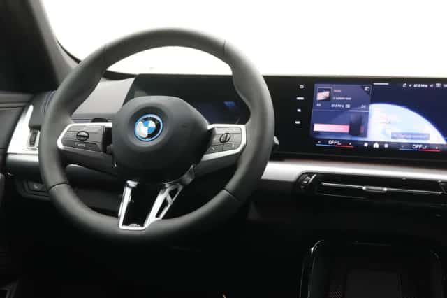 BMW iX1 (2025) thumbnail 2