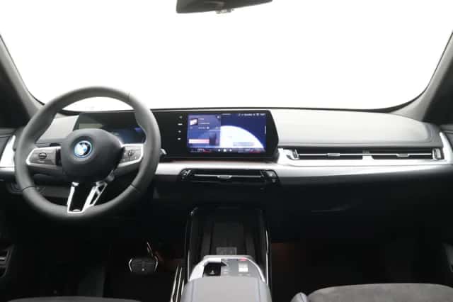 BMW iX1 (2025) thumbnail 13
