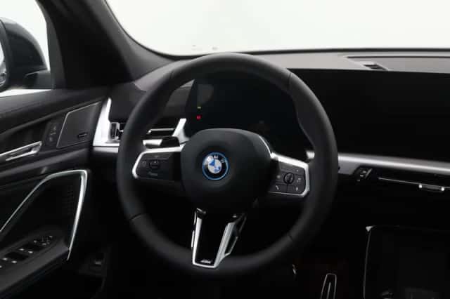 BMW iX2 (2025) thumbnail 15