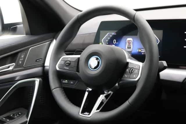 BMW iX2 (2025) thumbnail 2