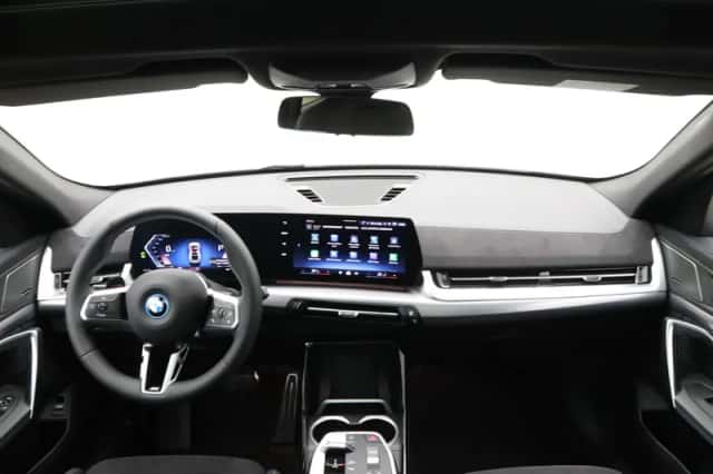 BMW iX2 (2025) thumbnail 13