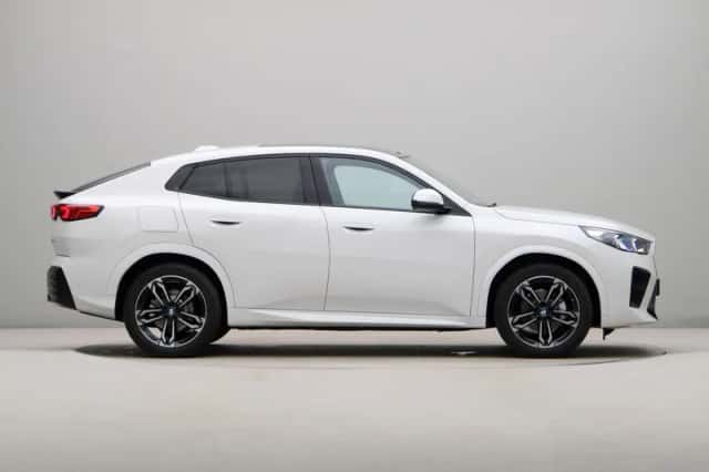 BMW iX2 (2025) thumbnail 8