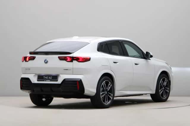 BMW iX2 (2025) thumbnail 9