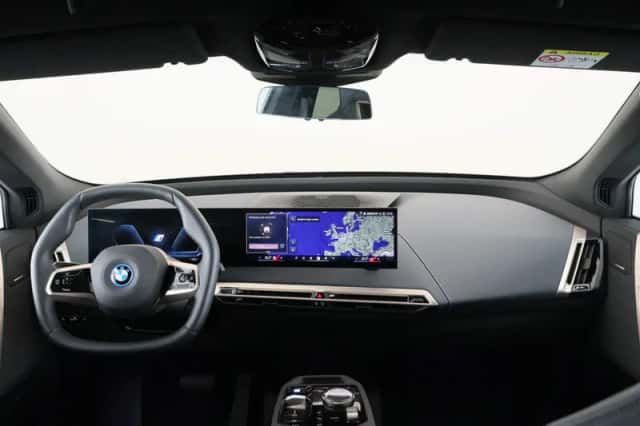 BMW iX (2025) thumbnail 13