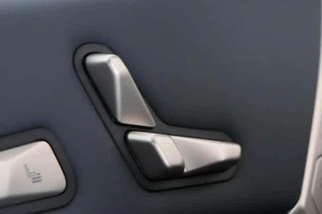 BMW iX (2025) thumbnail 16