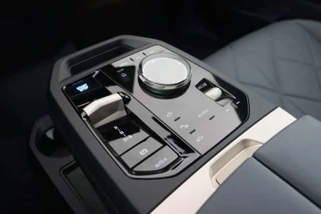 BMW iX (2025) thumbnail 18