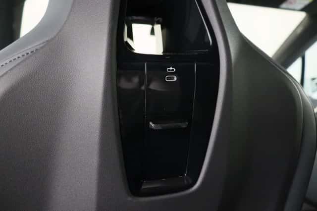 BMW iX (2025) thumbnail 25