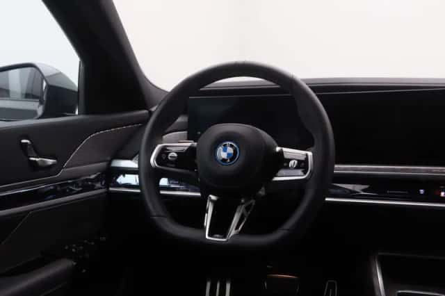 BMW i7 (2025) thumbnail 2
