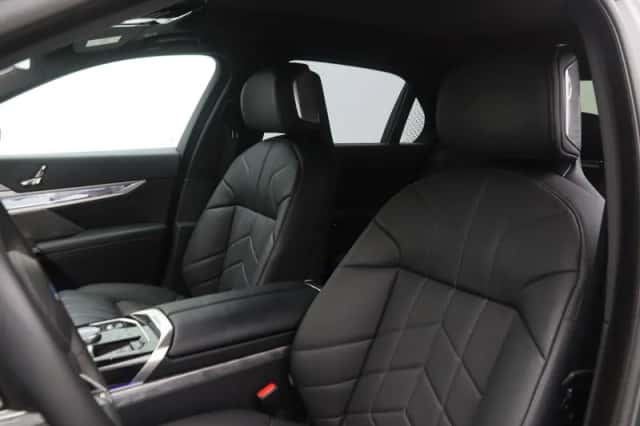 BMW i7 (2025) thumbnail 5