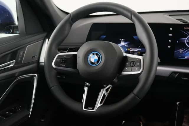 BMW iX1 (2026) thumbnail 2