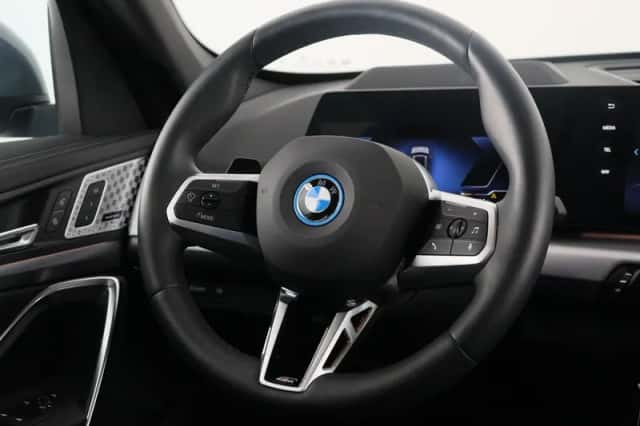 BMW iX1 (2025) thumbnail 2