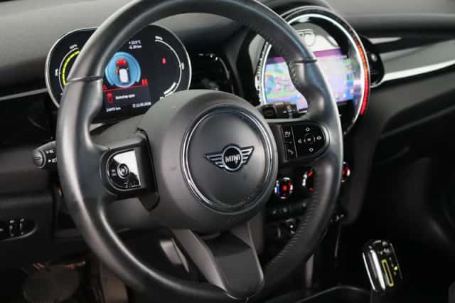 MINI Electric (2024) thumbnail 2