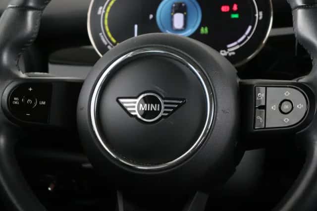 MINI Electric (2022) thumbnail 3