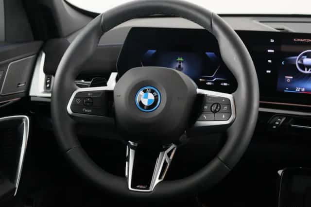 BMW iX1 (2026) thumbnail 2