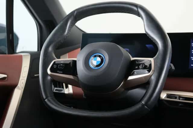 BMW iX (2021) thumbnail 2