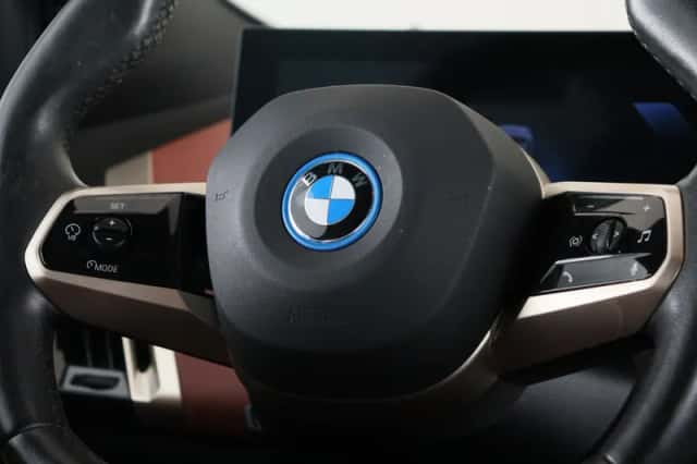 BMW iX (2021) thumbnail 3
