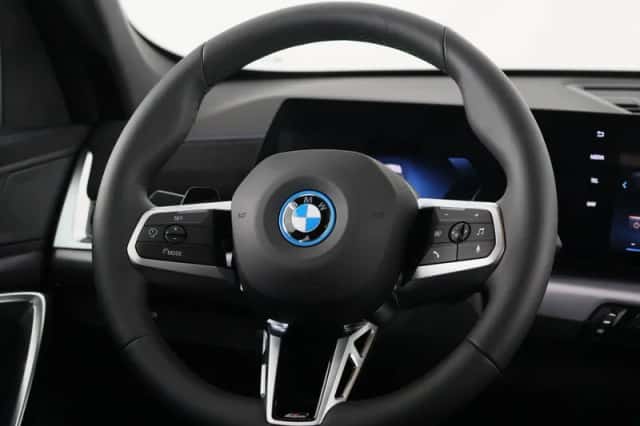 BMW iX1 (2026) thumbnail 2