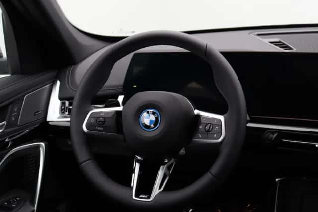 BMW iX1 (2026) thumbnail 2