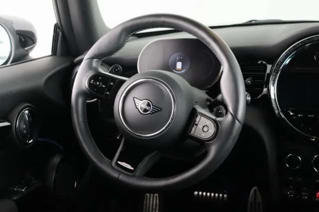 MINI Cooper S (2023) thumbnail 2