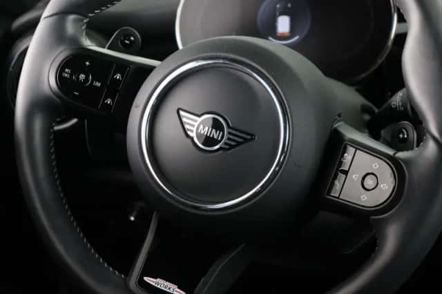 MINI Cooper S (2023) thumbnail 3
